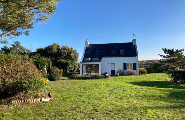 Charming House with Large Garden, 800m from Grands Sables Beach