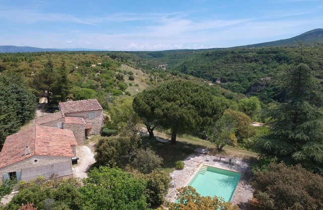 Charming house with pool, superb view of the Luberon overlooking the Aiguebrun river
