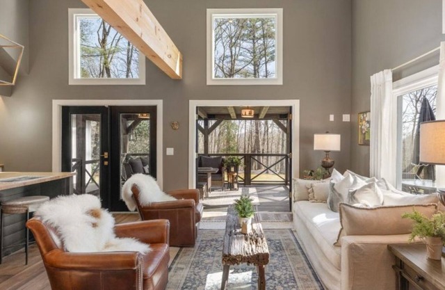 Charming In Town Cottage-2 Fireplaces