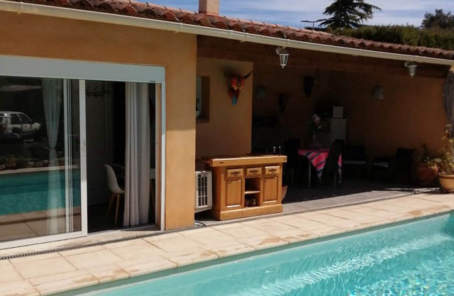 Charming independent studio in Martigues town center, swimming pool, spa