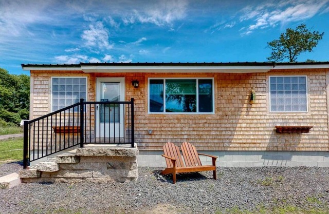 Charming Jacuzzi-Suite - Walk to Parson's Beach!