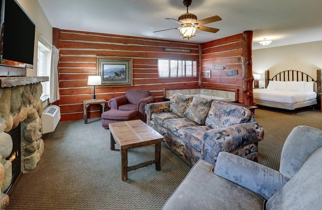 Charming Johnston Getaway! Heated Pools, Close to Downtown Des Moines