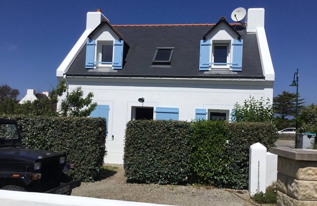 Charming Kervilahouen Cottage near Port-Coton Cliffs, Cozy Garden & Terrace, 1km from Sea