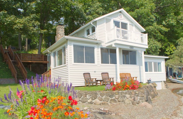 Charming Keuka Lake Cottage with gorgeous views and private beach