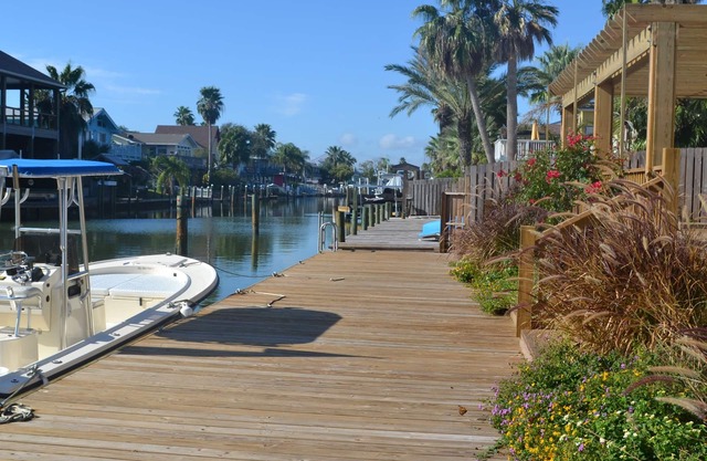 CHARMING KEY ALLEGRO WATERFRONT HOME, BOAT DOCK, DECKS, KAYAKS, PADDLE BOARDS!