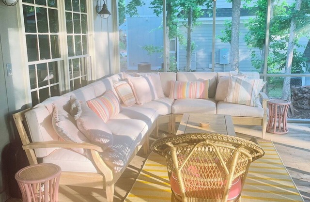 Charming Lake Front Cabin With Amazing Screened Porch-Hollywood Harbour