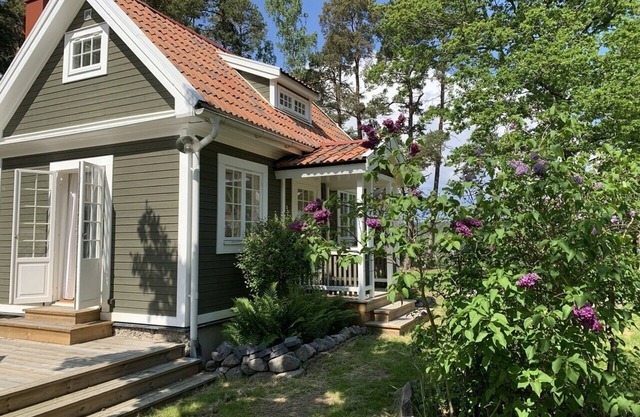 Charming lake house with private jetty and amazing seaview