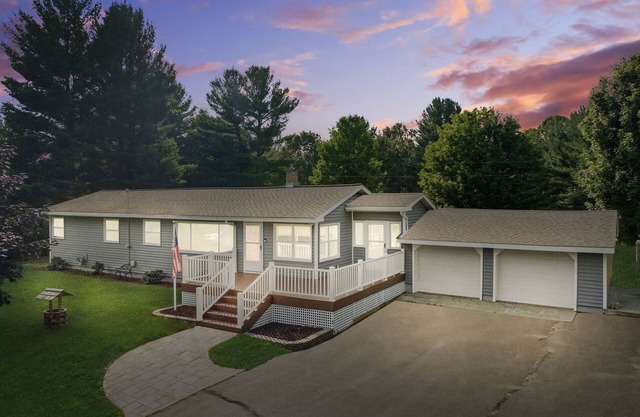 Charming lake retreat| Hot Tub | Games | Pets OK