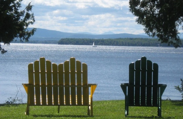 Charming, Lakefront Cottage With Mountain View’s