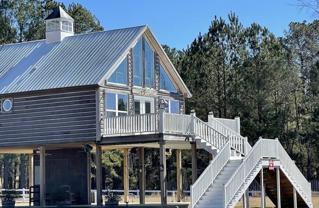 Charming Lakefront Retreat – Cozy, Quiet, and Perfect for relaxation.