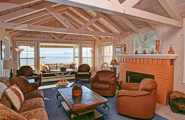Charming Lakefront Cabin Complex, with Pier/Buoy, Sandy Beach, shared Deck & Dog Friendly