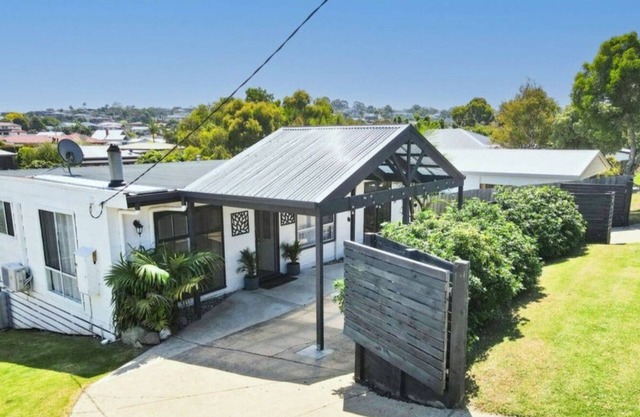 Charming Lakes Entrance Home!