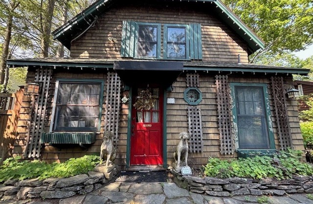 Charming lakeside cottage and guest cottage with spectacular views