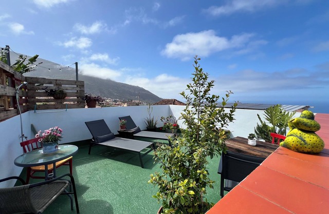 Charming Little Home Terrace with wonderful ocean and mountain views. Fast Wi-Fi