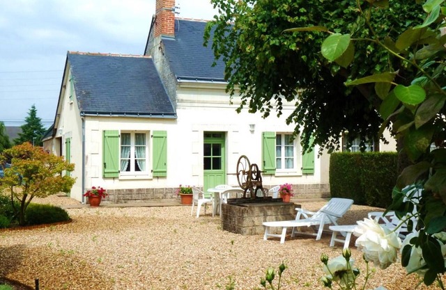 Charming Loire Riverside Cottage with Spacious Garden, Near Saumur Attractions