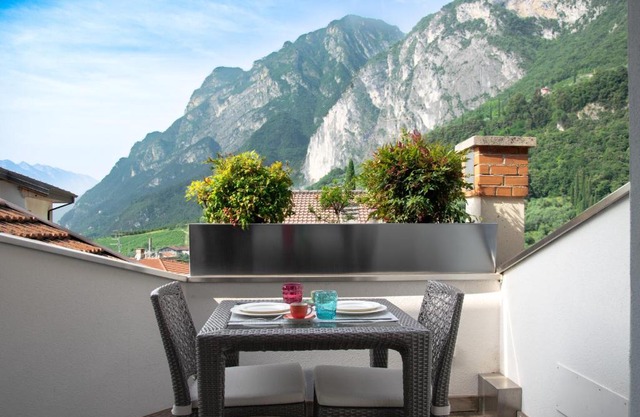 Charming Loft - Private Hot Tub & Free Parking