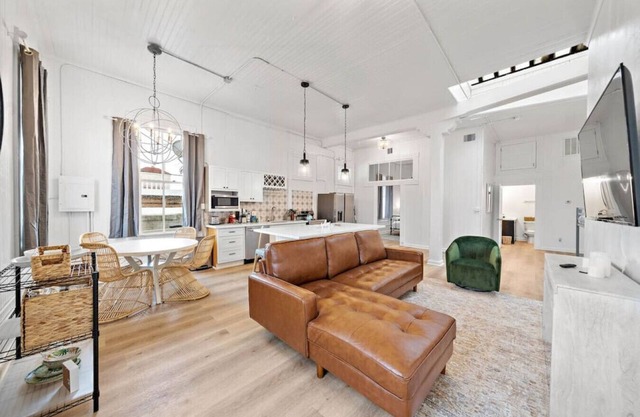 Charming Loft with Balcony in Downtown Galveston