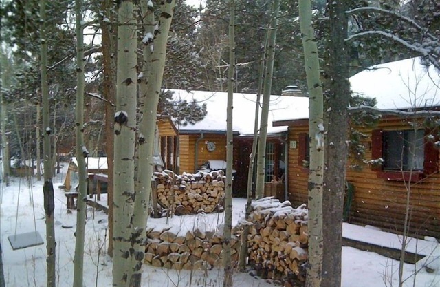 Charming Log Cabin for Peaceful Mountain Getaway!