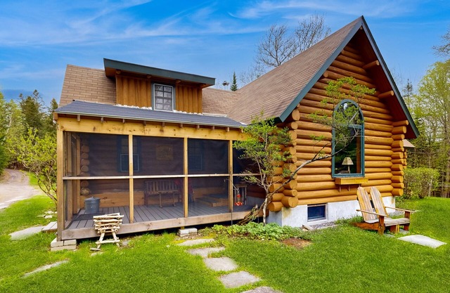 Charming log cabin on 50 acres w/Kayaks, Row boat, Firepit, Skiing and more