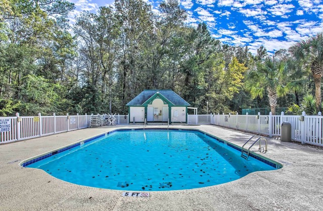 Charming Longs Condo ~ 30 Mi to Myrtle Beach!