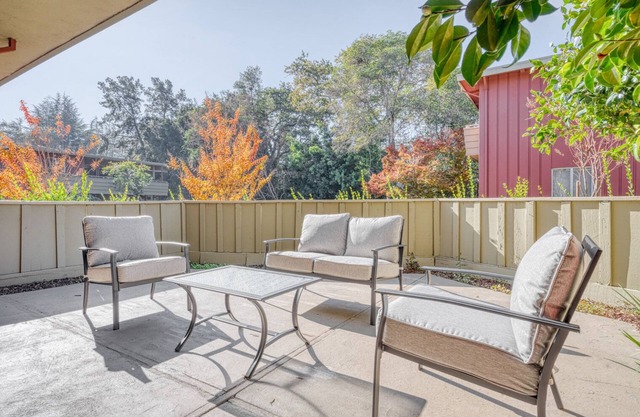 Charming Los Gatos 2BR w/W/D & Pool, 10 mins to Netflix, by Blueground