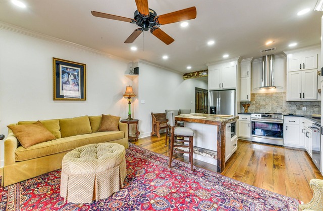 Charming Louisiana Getaway w/Furnished Balcony!