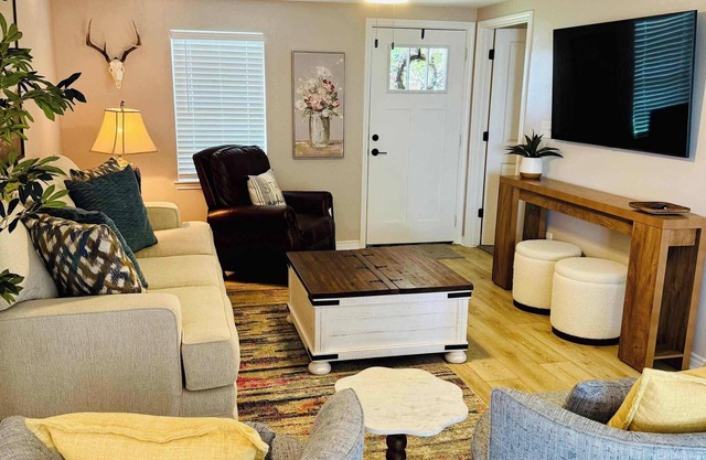Charming & Luxe Cottage 3 BR 2 BA