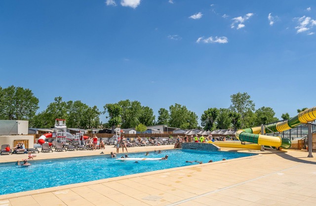 Charming Mobile Home for 6 People with Shared Pool, Private Terrace and Private Garden