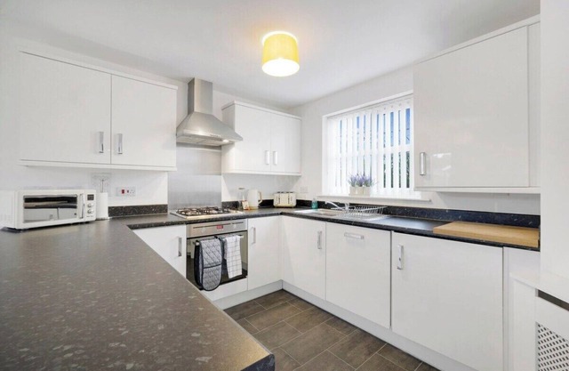 Charming Modern Home, Near High Street, Sleeps 5