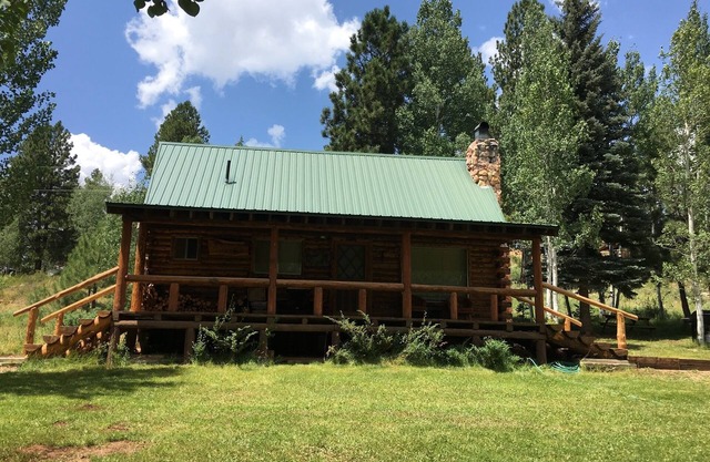 Charming Mountain Cabin. Close to Zion National Park & Bryce Canyon.