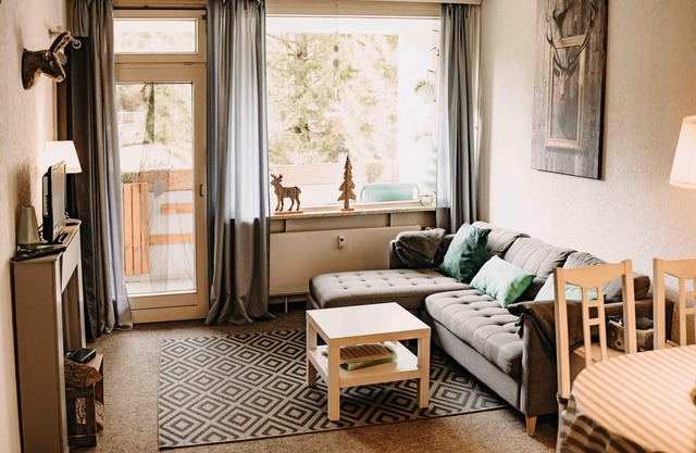 "Charming Mountain Retreat: Modern Apartment with Scenic Views!"