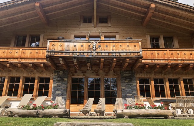 Charming Mountain Ski Chalet in the Swiss Alpes ski in/out
