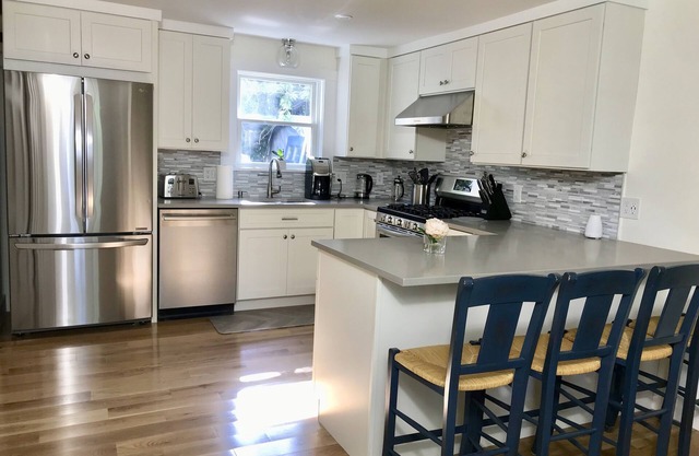 Charming new renovated 3 bed/1 Bath condo sleeps 6+Walk & Bike to everything