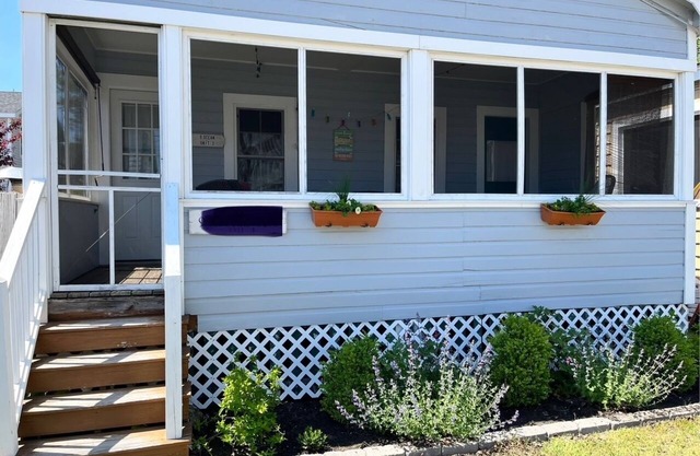 Charming, newly renovated 2-bedroom cottage in Old Orchard 100 yds to the beach