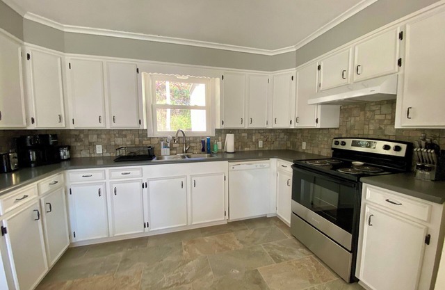 Charming, newly remodeled 2-bedroom duplex near Carthage w/AC, fast WiFi