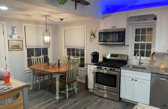 Charming newly renovated 2-bedroom cottage in delightful Woodcliff Park