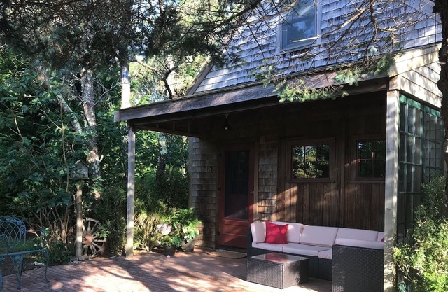 Charming, Newly Renovated , Cottage in Family Friendly Neighborhood.