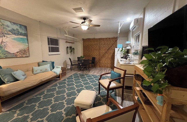 Charming Old Florida 1-bedroom apartment with WiFi, AC in lovely South Daytona