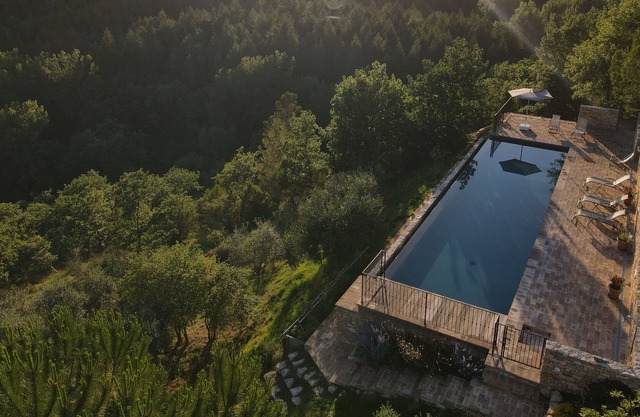 Charming old stone house, large infinity pool, Umbria