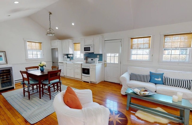 Charming one bedroom cottage, close to lower Main Street and Handlebar Cafe.