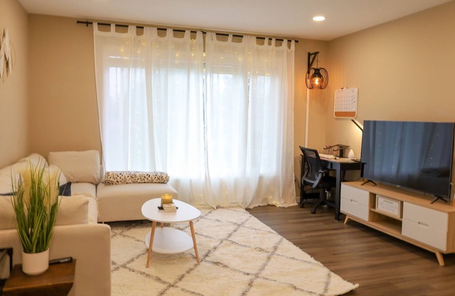 Charming one BR guesthouse next to a private park