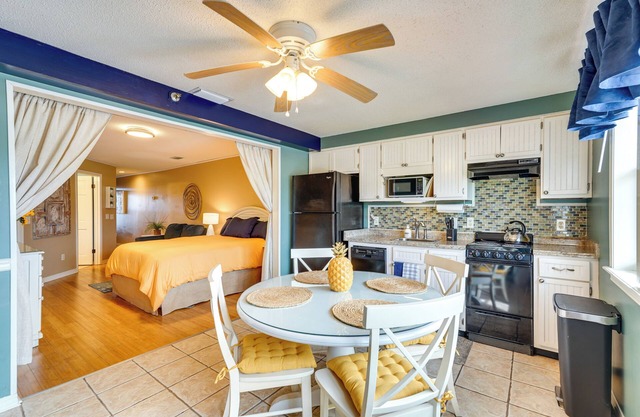 Charming Panama City Studio w/Community Pool!