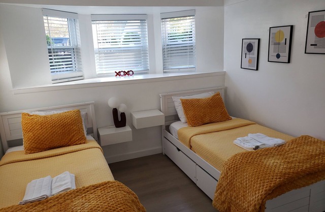 Charming & peaceful 3-bdr Apt with private prkng, near down town Evanston & NWU