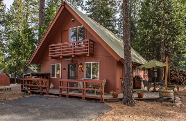 Charming Pet Friendly Chalet, Great Location, Walk To The Lake