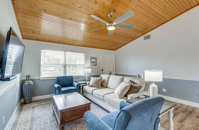 Charming Pet-Friendly Bungalow. n2 bed/2 bath Near Jug Creek & Boat Ramp