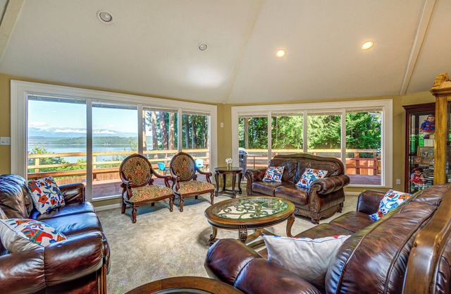 Charming Poulsbo Retreat: Hood Canal Views!