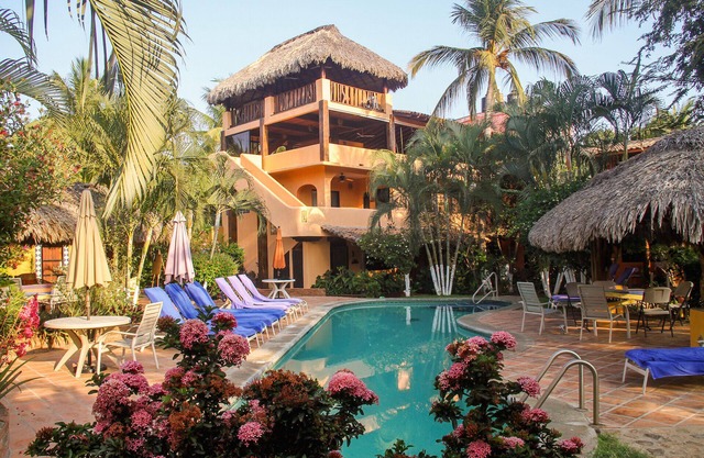 Charming private suite w/kitchen, view, ionization pool system, 1min to beach