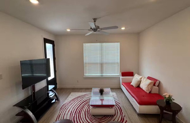 Charming PRIVATE 1-bedroom guest house in lovely Little Elm with AC