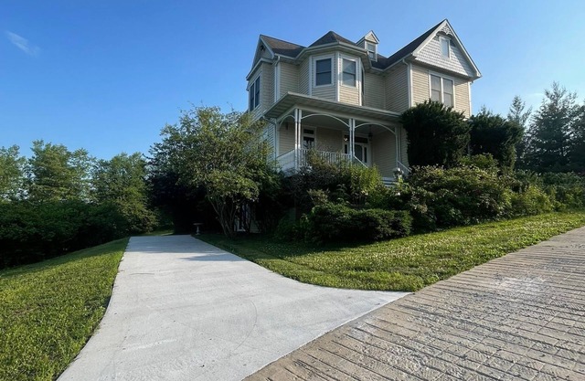 Charming private entry apartment tucked under victorian home 6 miles from Pella.