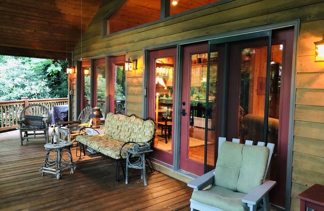 Charming Private Getaway Nestled in Trees; Close to Town!